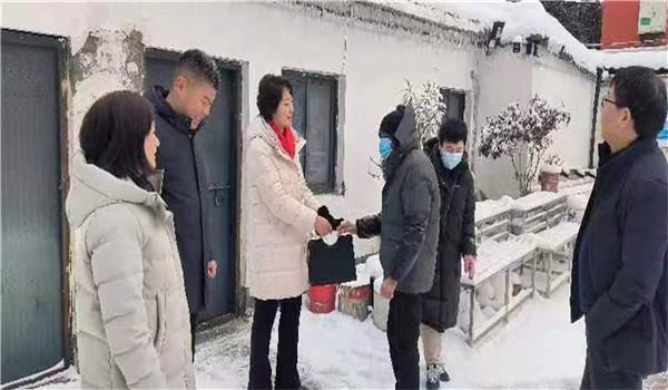 新春慰问送祝福 情系桑榆暖寒冬 ——平顶山市第四十三中学开展走访慰问离退休及困难教师活动