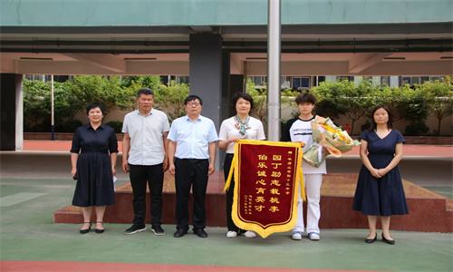 锦旗送母校  学子谢师恩 ——平顶山市第四十三中学优秀毕业生回访母校