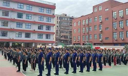 铁骨迎蜕变 飒爽炫青春  -平顶山市第四十三中学2024级新生军训开营仪式