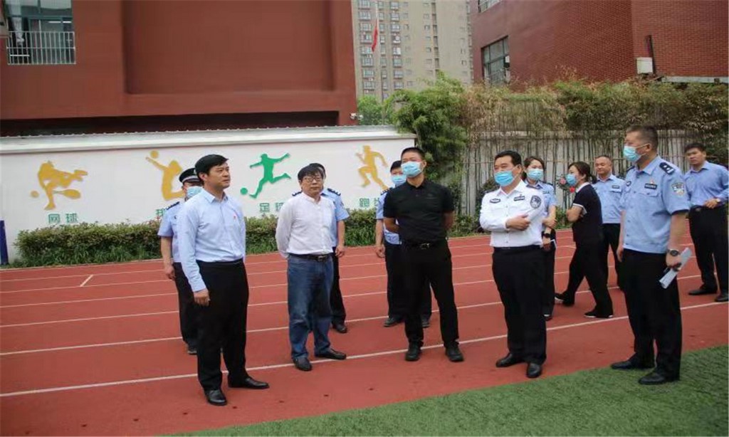 河南省公安厅治安总队及市公安局领导 莅临平顶山市第四十三中学检查指导 安全工作
