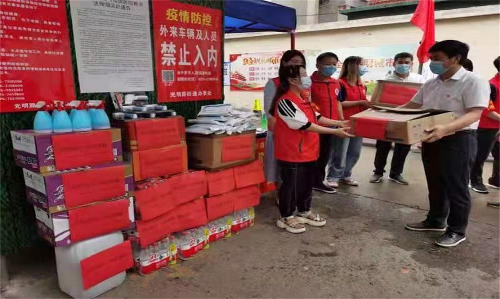 助力防控勇担当 捐赠物资传递爱         --市四十三中学开展“四送一助力”志愿服务专项行动