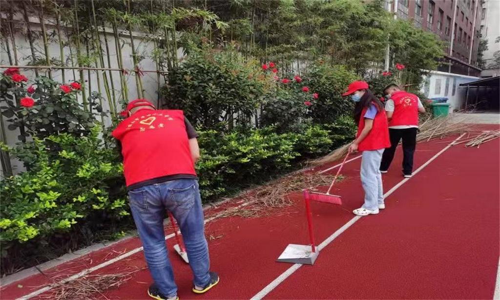 市四十三中持续开展“百万市民清洁家园大行动”志愿者服务活动