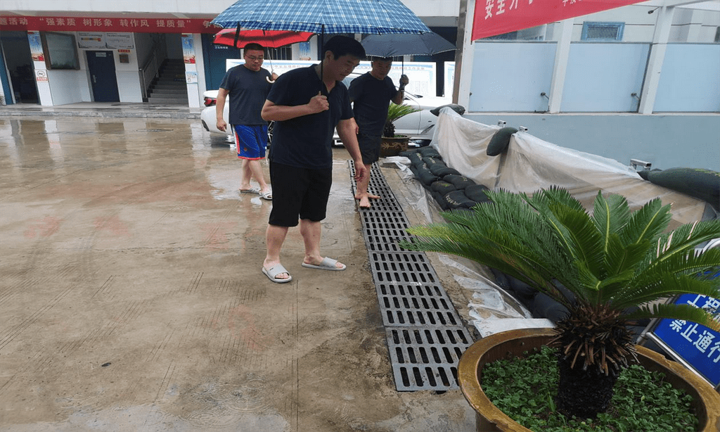 市四十三中学开展汛期安全巡查，确保校园安全