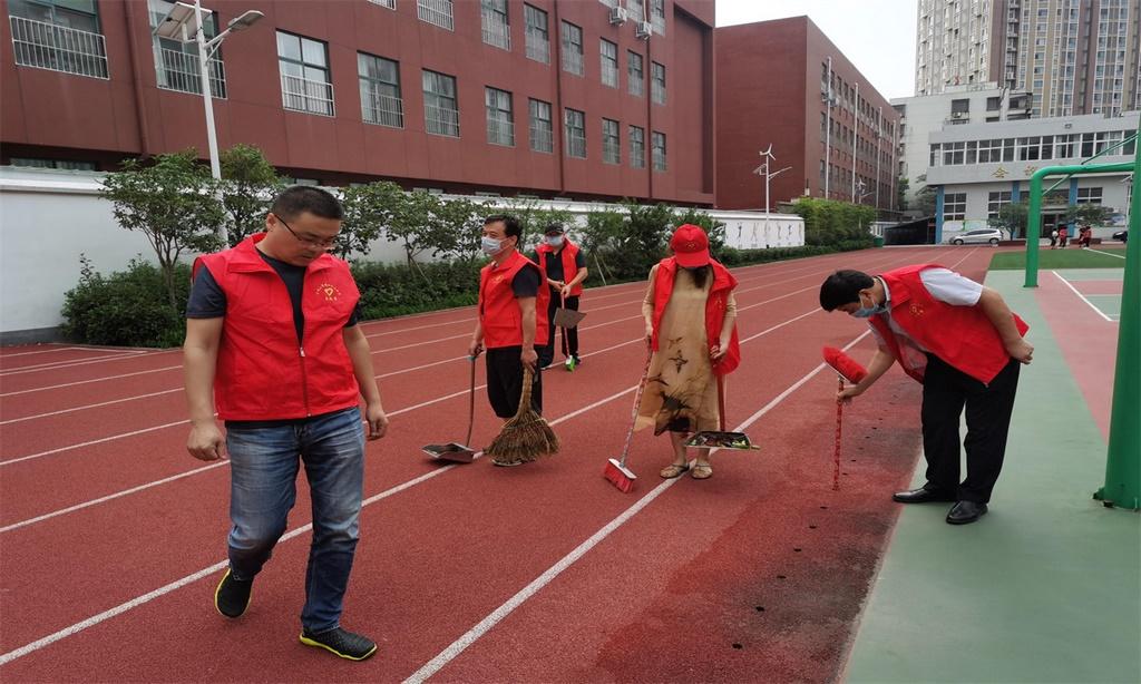 市四十三中持续开展“百万市民清洁家园大行动”志愿者服务活动