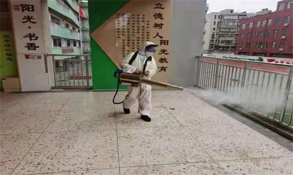 携手永安救援队 校园消杀筑防线