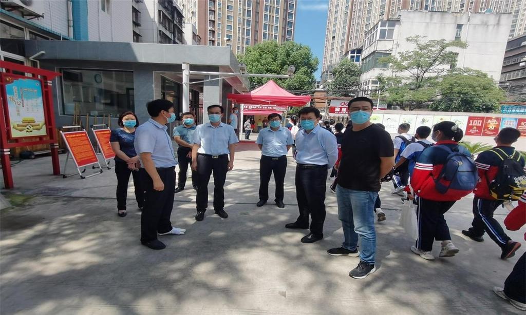 市教体局党组书记、局长李会良一行莅临市四十三中学开展调研工作