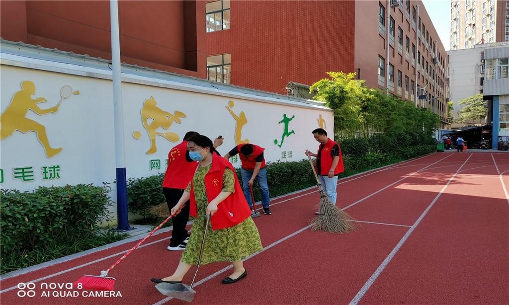 市四十三中持续开展“百万市民清洁家园大行动”志愿者服务活动