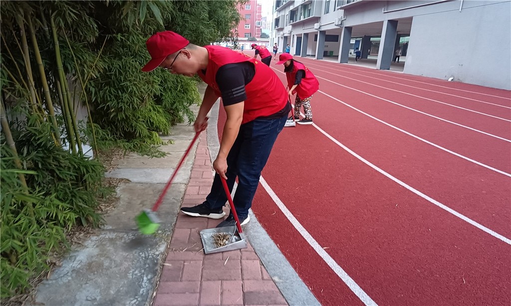 市四十三中持续开展“百万市民清洁家园大行动”志愿者服务活动
