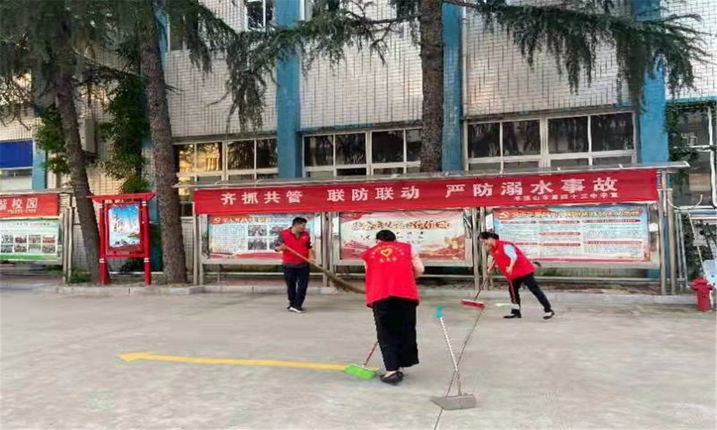 市四十三中持续开展“百万市民清洁家园大行动”志愿者服务活动
