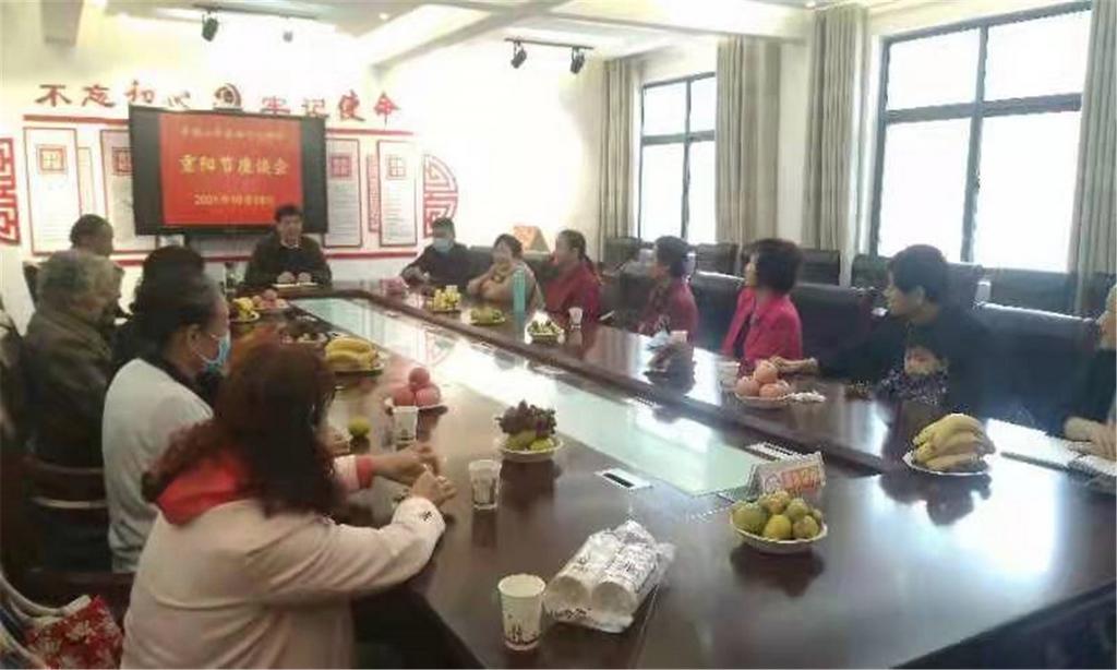 市四十三中学举办退休教职工重阳节座谈会