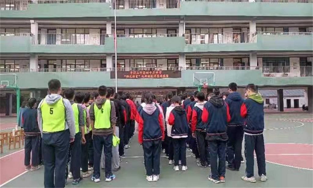 市四十三中学举办“阳光体育”九年级校园篮球联赛